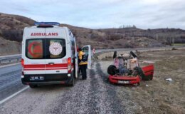 Çorum’un Alaca ilçesinde tarlaya uçan otomobildeki 2’si çocuk 3 kişi yaralandı