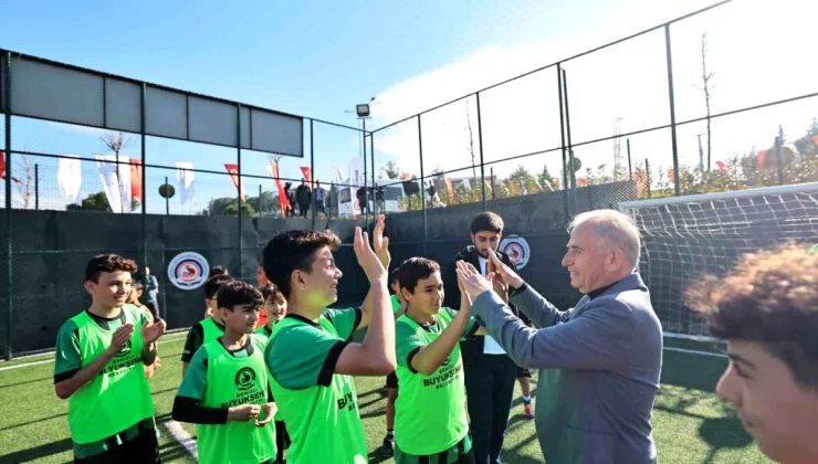 Denizli Büyükşehir Belediyesi Şemikler Mahallesi’nde Park ve Halı Sahası Açtı