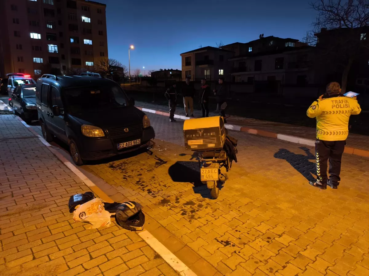 Moto Kurye Sokak Köpeğinden Kaçarak Kaza Yaptı