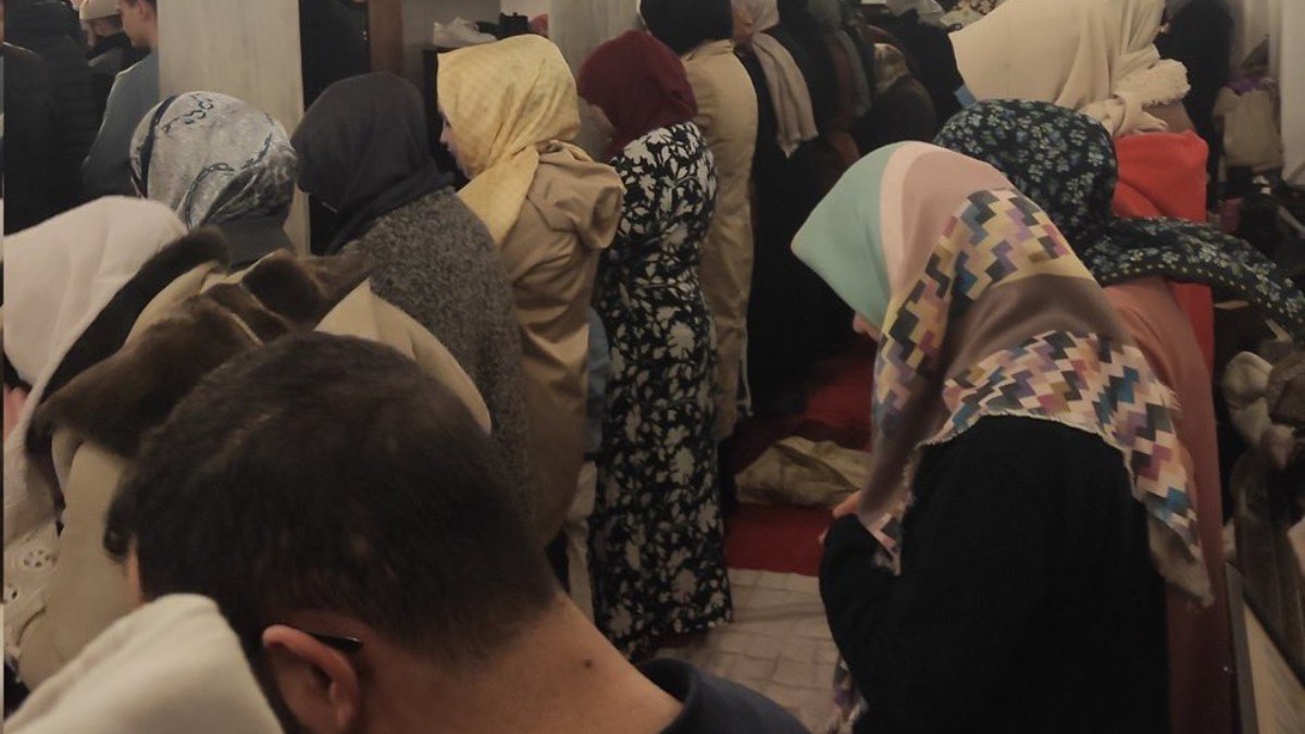 Üsküdar’da kadın ve erkeklerin aynı safta namaz kılması olayına inceleme